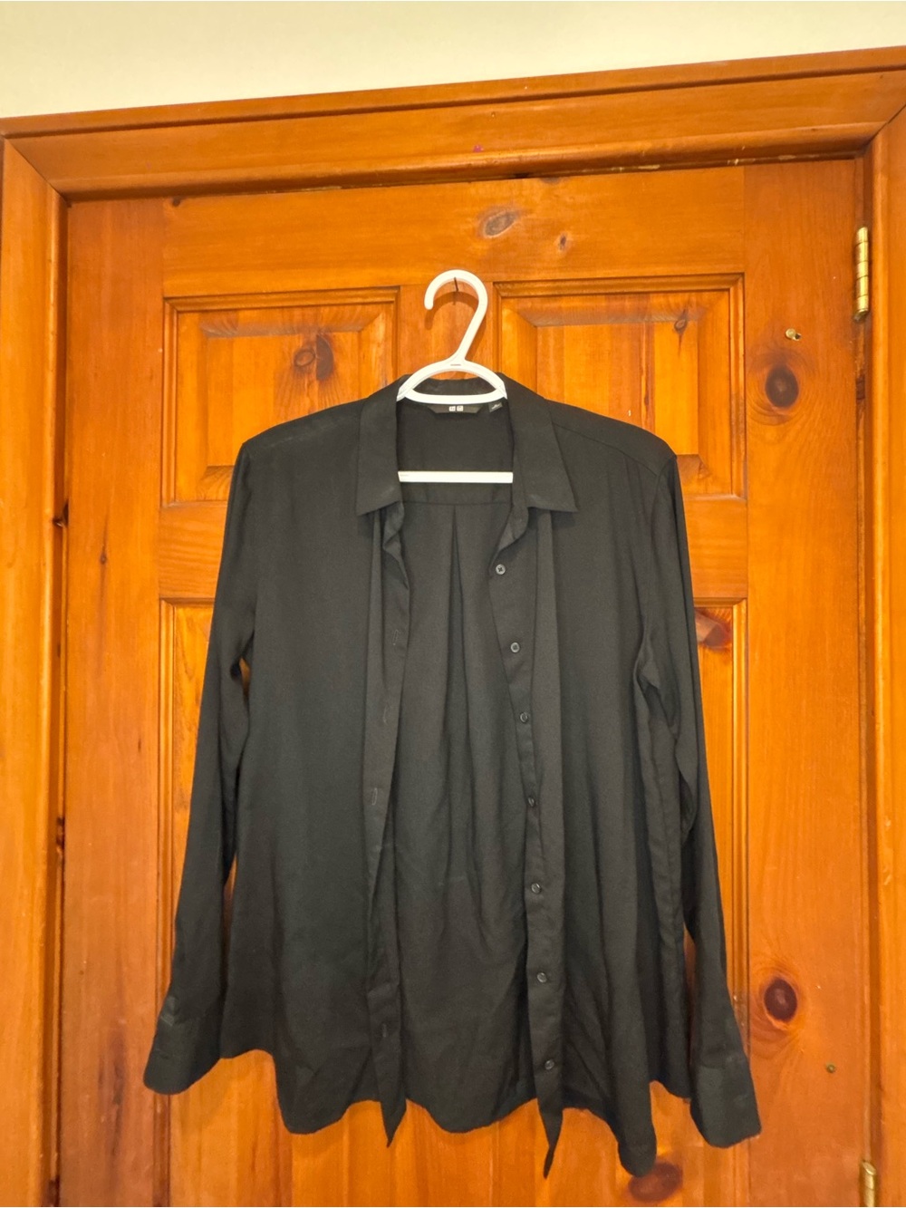 Uniqlo Women's Black Button-Up Long Sleeve Shirt Size M